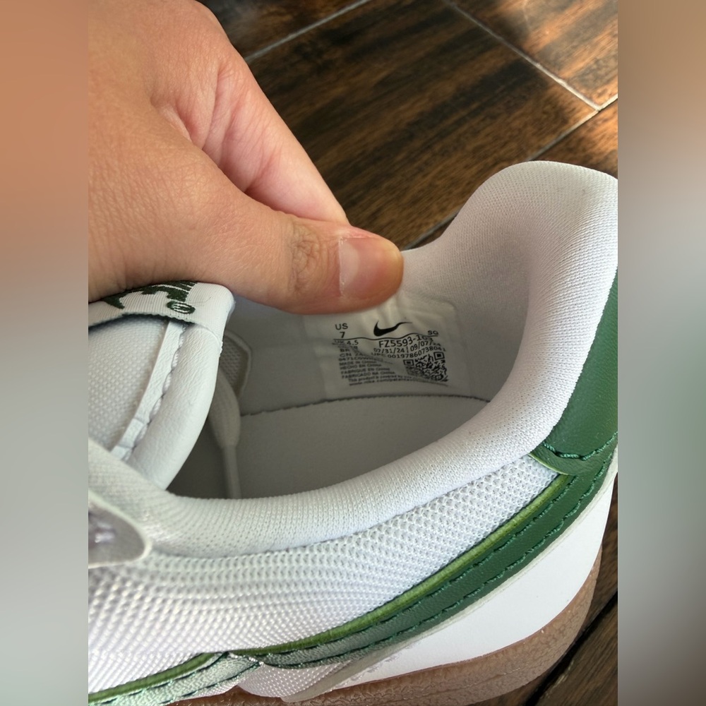 NWOT Nike Sneaker - Picture 8 of 10